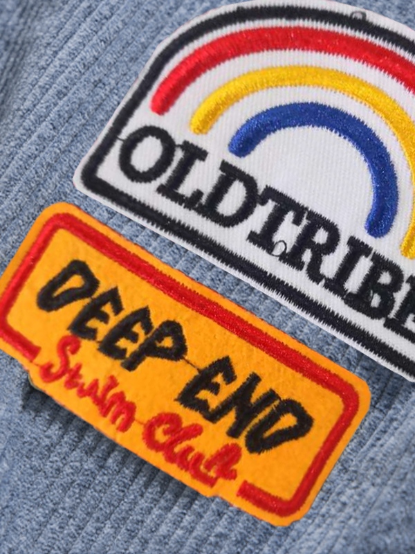 Chaqueta con parche de insignia de pana para hombre-7