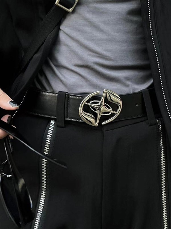 Cinturón con hebilla de piel sintética negra con logotipo de metal-1